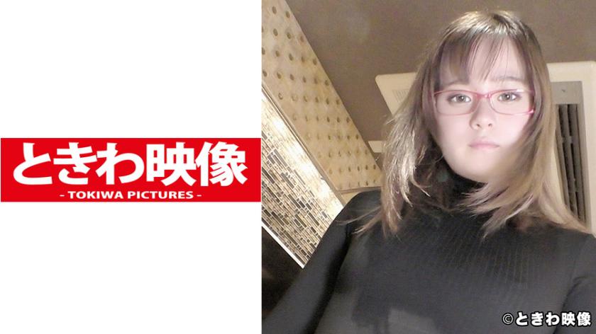 A cheerful, petite college student transformed into a slightly more mature look by wearing glasses! Once again, she allowed an unattractive man to insert his bare penis and was given a massive creampie!