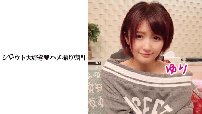 Amateur Couple Records Themselves in a Love Hotel with an Extremely Cute Girl