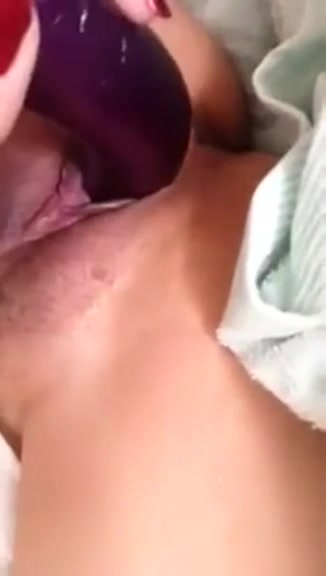 大眼正妹手抓10公分大茄子吸吮抽插行徑很大膽