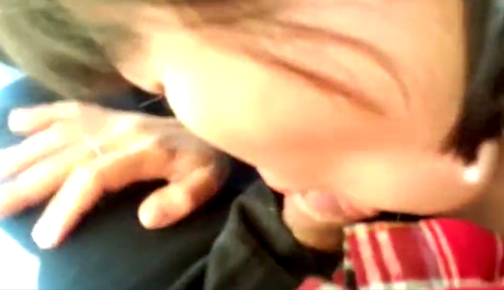 有人會發現嗎？女生大膽在巴士上吃鳥周圍還有人