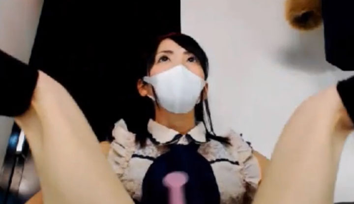 你不幫我打針...我只好自己來了...飢渴妹拿針筒注水灌溉三角洲：濕漉漉還用手擦