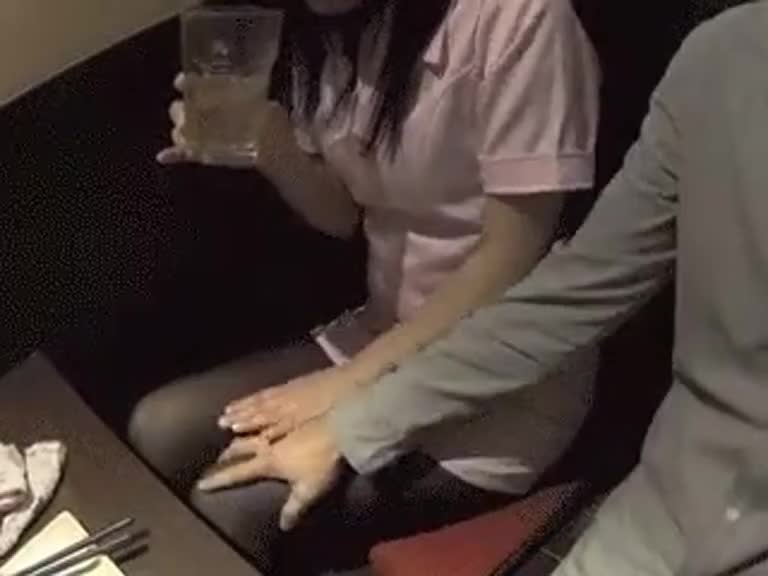 粉紅小護士被襲胸摸下體1