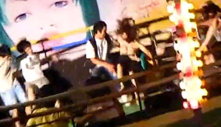 韓妞遊樂園大走光！旋轉大碗公甩掉了她的上衣！全場目睹兩顆肉球：好圓好晃