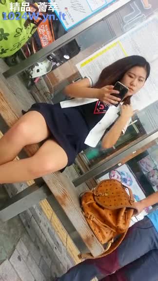 The South Korean subway followed the bottom and took pictures of the beautiful legs and skirts~31