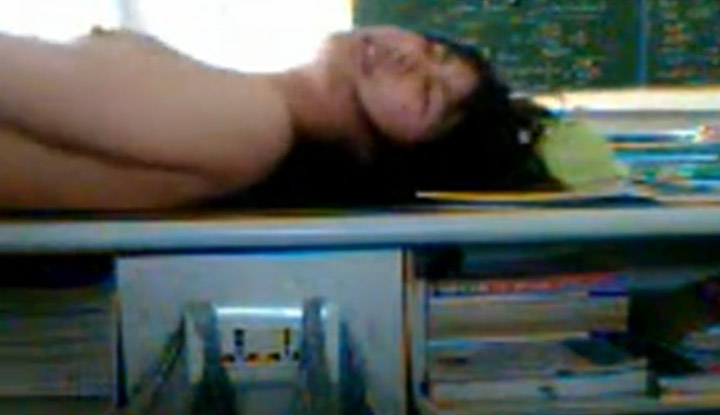 [國語有聲]可愛高中生和屁孩，在教室堆滿書的桌上性愛自拍