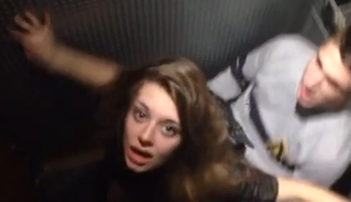 偷拍情侶廁所裡啪啪被發現