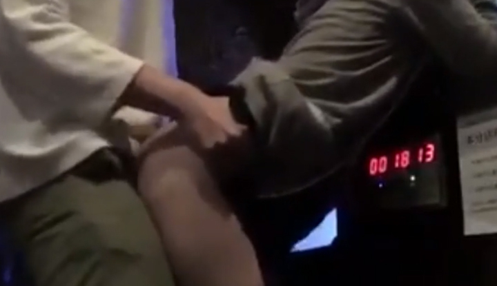 一邊唱著落花流水一邊「插到落花流水」？KTV慾火男女讓網友看到全興奮：記得開聲！