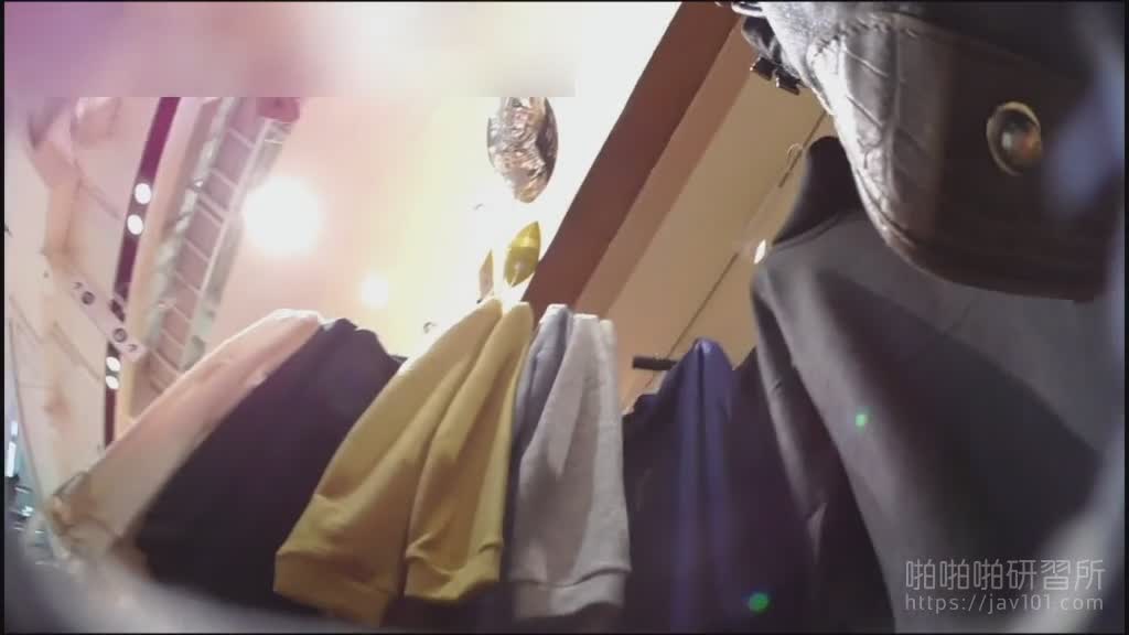 แอบถ่ายใต้กระโปรงพนักงานสาวสวย13