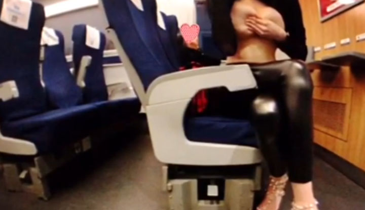 สาวนมโตแอบช่วยตัวเองบนรถไฟ 1