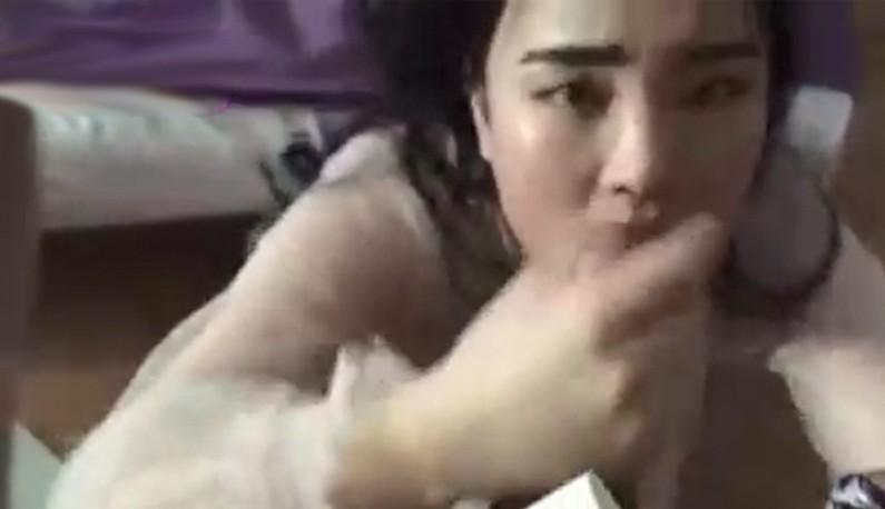 สาวคิ้วเข้มโม๊ก