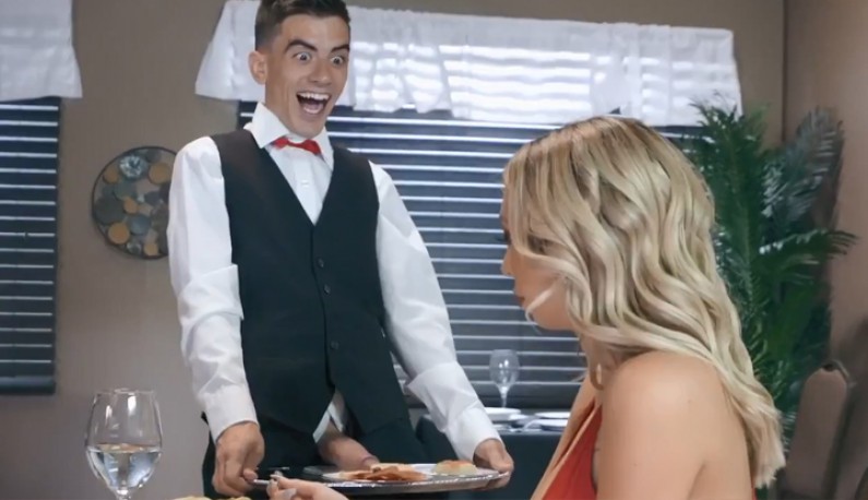 [ยุโรปและอาเมริกา]สาวเดทกับแฟนที่ร้านอาหาร แอบเนียนมีเซ็กส์กับเด็กเสิร์ฟ