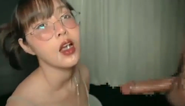 [ประเทศไทย] หญิงสาวสวยสวมแว่นตาถูกน้ำอสุจิจากอวัยวะเพศชายขนาดใหญ่สองอันราดใส่หน้า โดยแต่ละอันอยู่ด้านข้าง และดูเหมือนเธอจะสนุกกับมัน