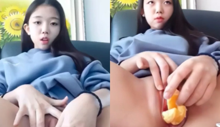 The cute and sexy girl loves to use special objects to pierce holes and carve fruits that can be easily skewered~