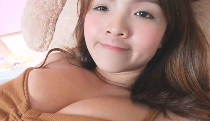 My girlfriend, Mier Yap from Malaysia, stayed up late last night feeling lonely. There was no one to help ease her loneliness.