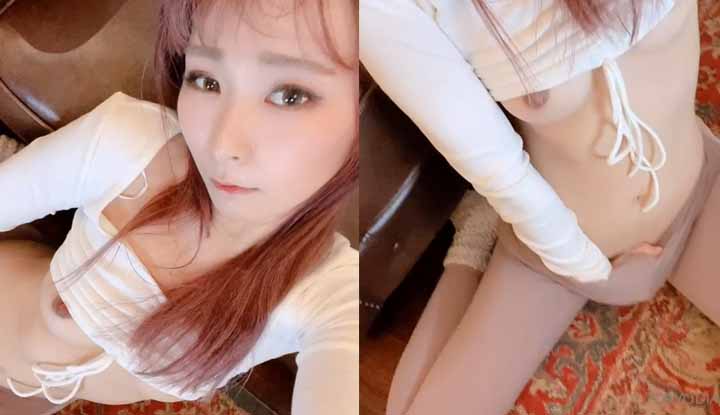 The Japanese beauty opened her blouse to reveal her beautiful breasts, and even played with her pussy for you to see~