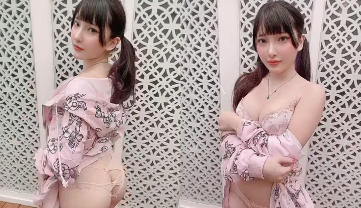 [Cute Ponytail Lolita from Japan] Holding her beautiful breasts seductively, can you resist being charmed?