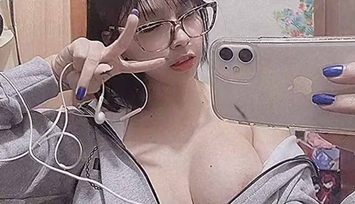 [Japan] O Station Guru x4271972~ Accidentally Revealed a Nip Slip While Taking a Photo