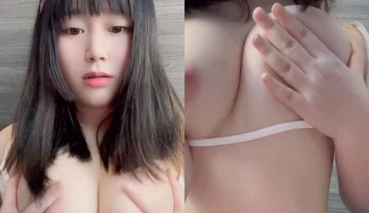 Cute girl with beautiful breasts takes a selfie while massaging her breasts~ Come and let the girl with big breasts serve you.