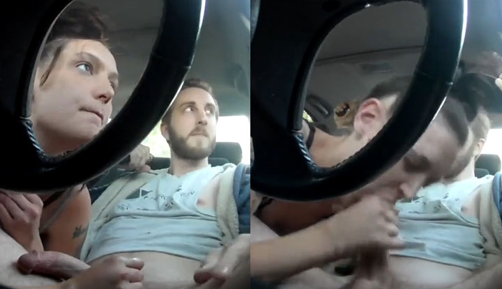 My girlfriend urgently wanted to eat a sausage, what should I do? I had to quickly stop the car, take off my pants, and let her fill her stomach.