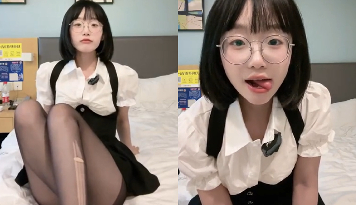 ฉันใส่ถุงน่องสีดำแล้วและรอคุณอยู่บนเตียง