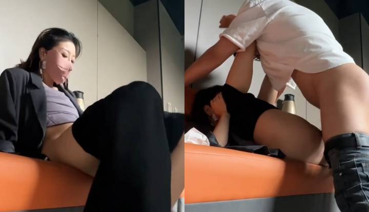 เพื่อความสบาย พี่สาวที่สวยงามและสง่างามจึงตกอยู่ใต้อำนาจของคนอื่น