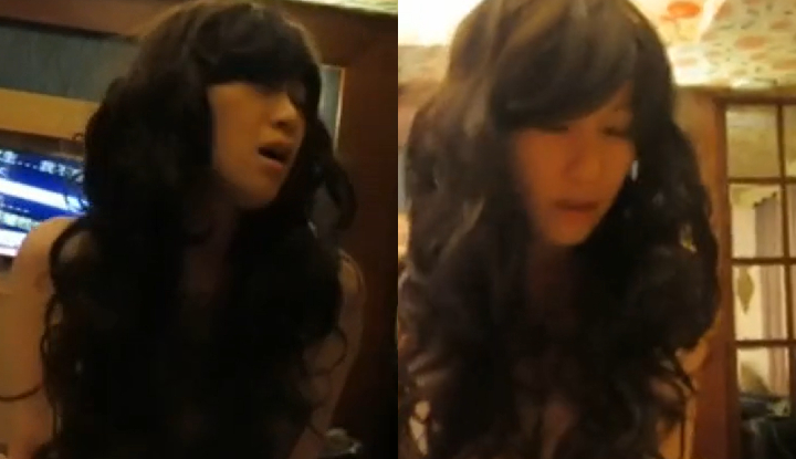 a girl with big wavy hair, her pose while posing on the bed is very fierce.