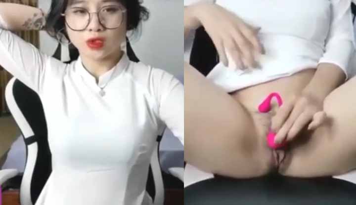 [vietnam] anna gau - a beautiful lady in national costume, playing with her wet and slippery pussy.