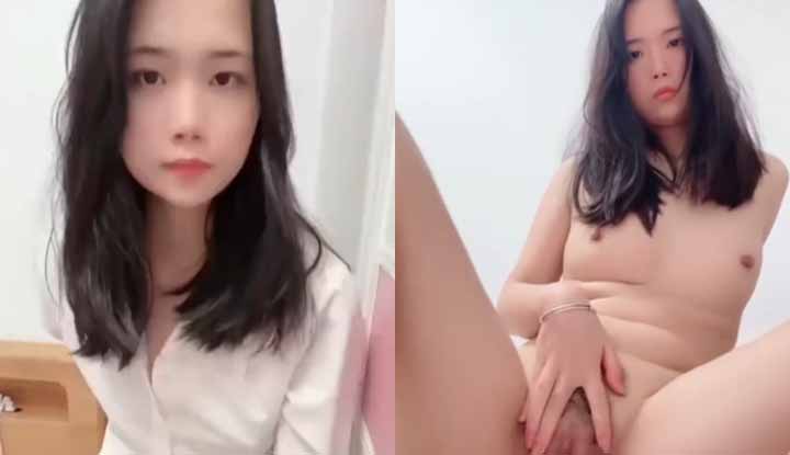 the goddess of high shyness, xiao min, has a special welfare order, making her debut all over the internet. she dances her ass hotly, rubs her pussy, masturbates, her skin is fair, she's completely naked, moans wildly until her eyes are rolling back, and she squirts water into her stockings. an explosive scene!