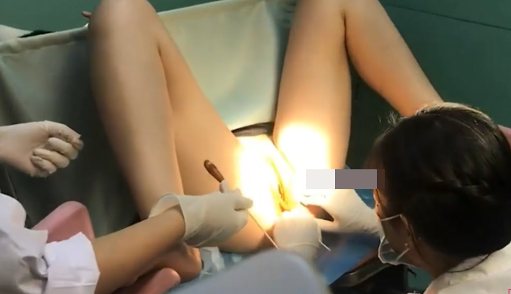 โรงพยาบาลสังกัดมหาวิทยาลัยการแพทย์แผนจีนเฉียนซี ถ่ายทอดสดการผ่าตัดนรีเวช เปิดเผยความเป็นส่วนตัวของผู้ป่วย การออกอากาศไม่เซ็นเซอร์เต็มรูปแบบดึงดูดผู้ชมหลายหมื่นคน! 3