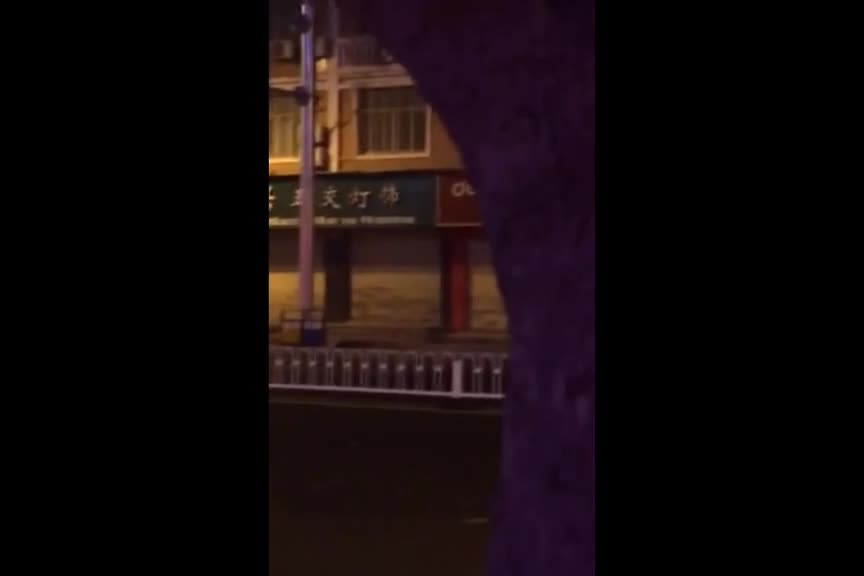 這是在哪！晚上酒醉女當街脫衣路人圍觀