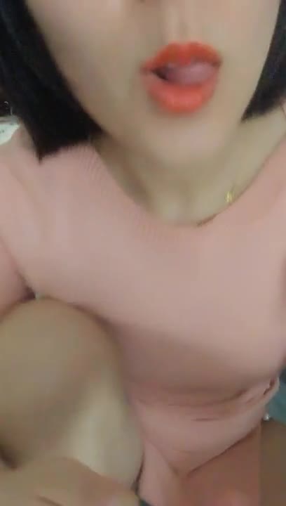肉肉身材逼逼粉嫩妹子翘臀诱惑 开档肉丝椅子上掰开逼逼来了一点大姨妈 很是诱惑不要错过