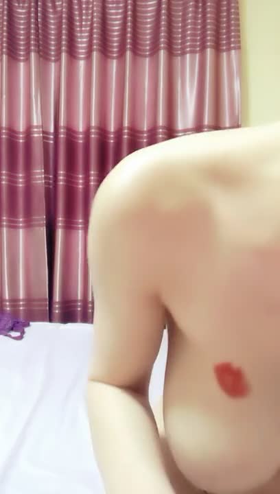 สาวไลฟ์สดนอนแหกหีให้คนดู