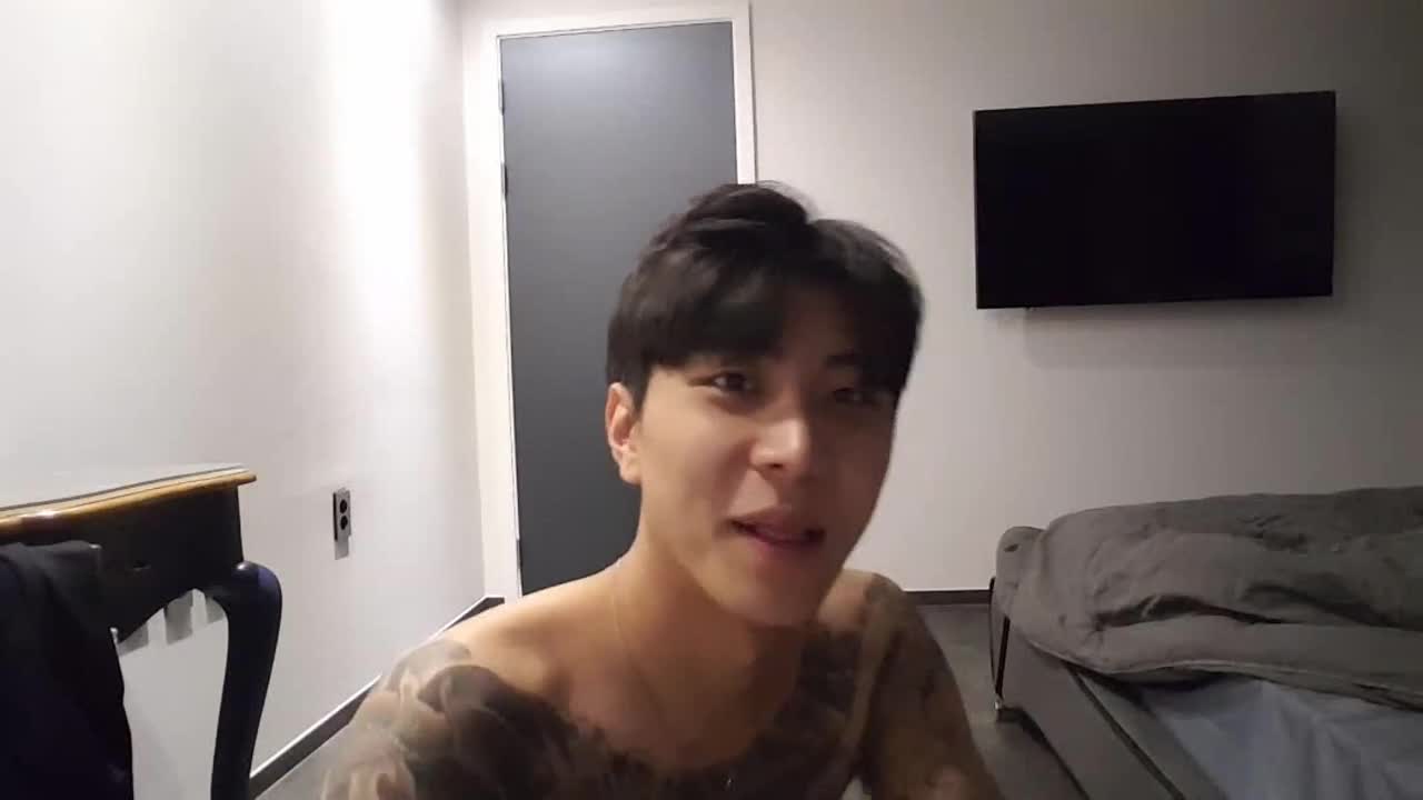แบดบอยไลฟ์สดหมกมุ่นไปกับสาวสวย