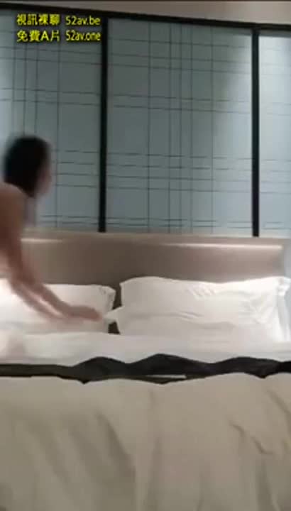約高顏值長腿美容師，舌吻到一半下面就濕了，床上猛操再到沙發後入插嘴