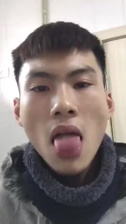 (เกย์) หนุ่มหล่อเจอสาวหลอกให้คอลเสียวชักว่าวจนน้ำแตก