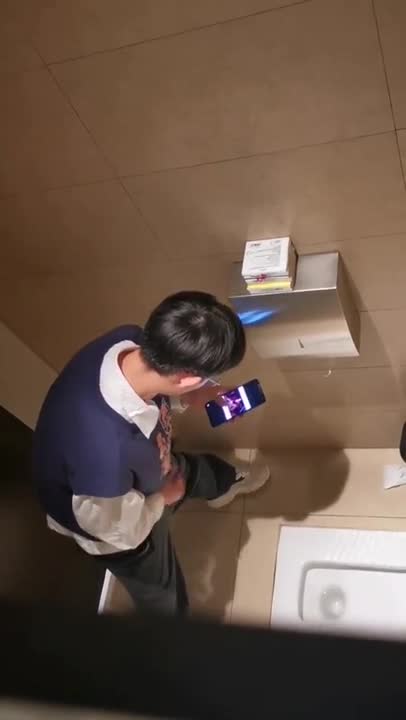(เกย์) เด็กน้อยแอบชักว่าวในห้องน้ำห้าง