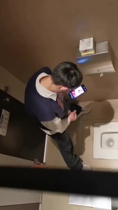 (เกย์) แอบถ่ายหนุ่มชักว่าวในห้องน้ำ