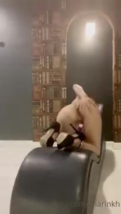 Leaked clip Milk Charinkh, a short-haired girl, teases and uses a dildo to insert into her pussy hole.