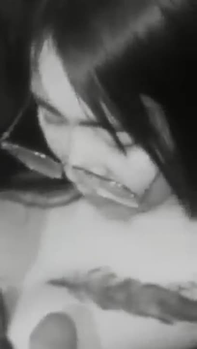 God couple leaked from So Phim Cute little girl, very enticing pussy, takes her husband's dick out and sucks it in and sucks it out in a drunken way.