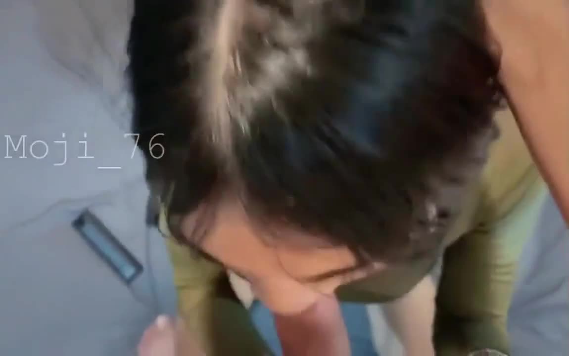 (ไทย) คู่เทพ หลุดน้องmoji สาวน้อยสุดน่ารัก ควักควยผัวออกมาเลียให้อย่างฟินๆ