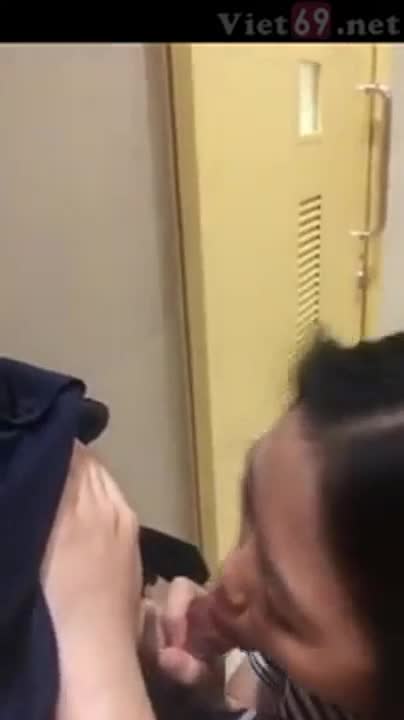 Revealing a clip of a student bj for his lover in the shopping mall toilet