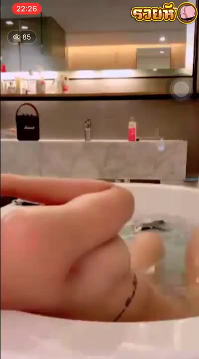 (ไทย) คลิปหลุด นิวนิว เอวเด้ง ไลฟ์สด อาบน้ำโชว์ ตัวขาว เรือนร่างอันสวยงาม