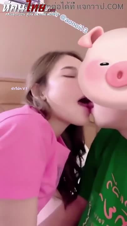 A clip of Nong Som, a Twitter star, a beautiful girl with big tits, white, smooth, sucking her husband's cock, bending her pussy and giving him a live fuck.