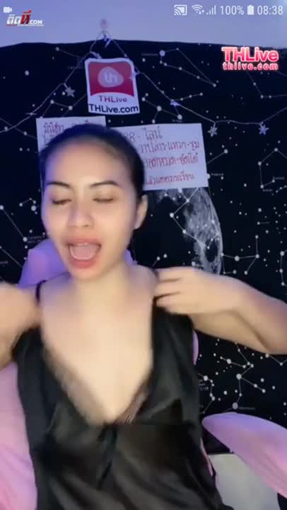 THlive clip leaked Beautiful girl sitting and chatting with Fc Then Pee Thep came and put a fake dick in her pussy. teasing in the pussy