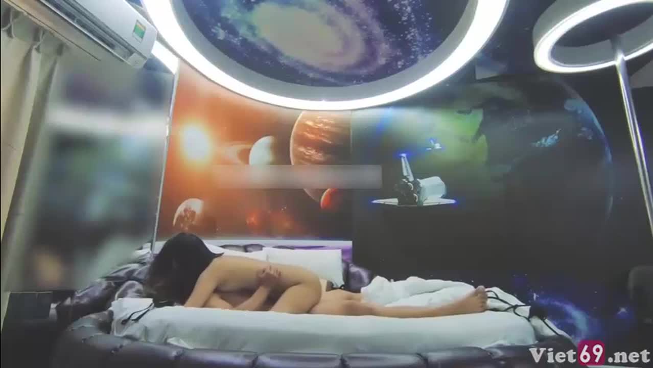ลองทำท่าทางต่าง ๆ กับเด็กที่คุณรักในห้องว่าง