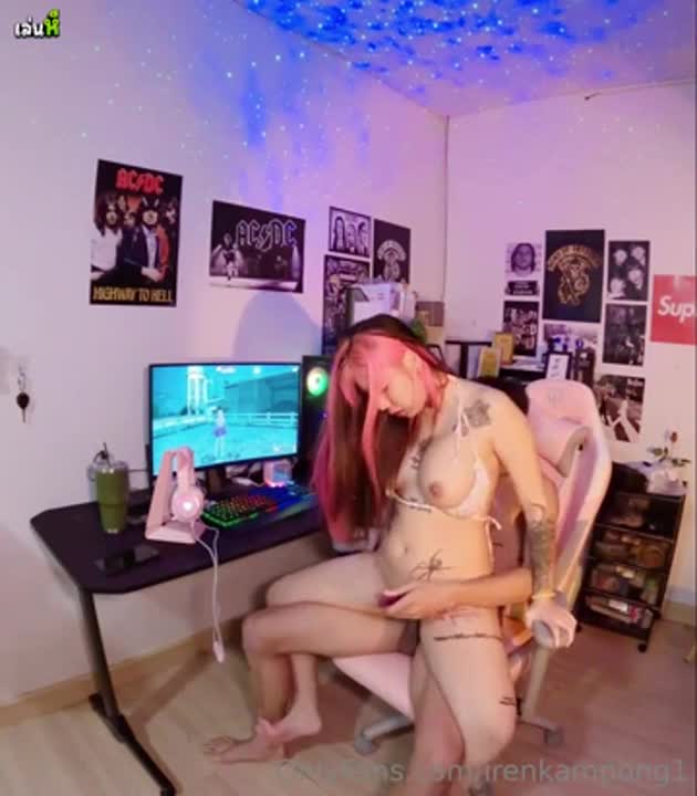 คลิปโป๊ น้องไอริน Onlyfans สีชมพูโอลีเวอร์ส Irenkampong1 กำลังเล่นเกมอย่างมีความสุข