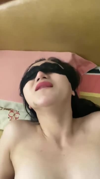 ปิดดวงตาของเธอแล้วเล่นดิ