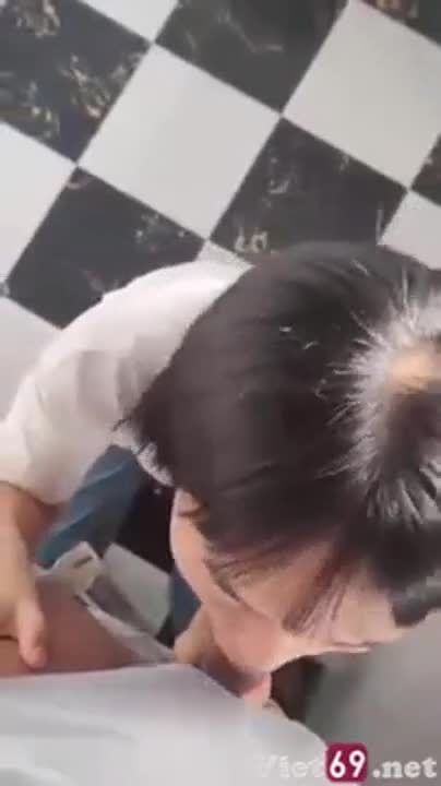 กำลังลั้ลากเสียวเพื่อนสาวให้เข้าห้องน้ำ