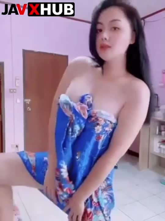 (ไทย) คลิปโป๊คลิปหลุด vk สาวไทยน่ารัก เปิดผ้าถุงแหกหีโชว์ช่วยตัวเอง หุ่นอวบน่าเย็ดสุดๆ