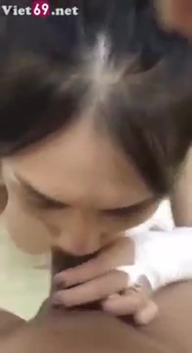 ในการแต่งตัวเล่นบทบาทเจ้าสาวและสาวในบ้าน ซึ่งเป็นการล้อเลียนคนรัก